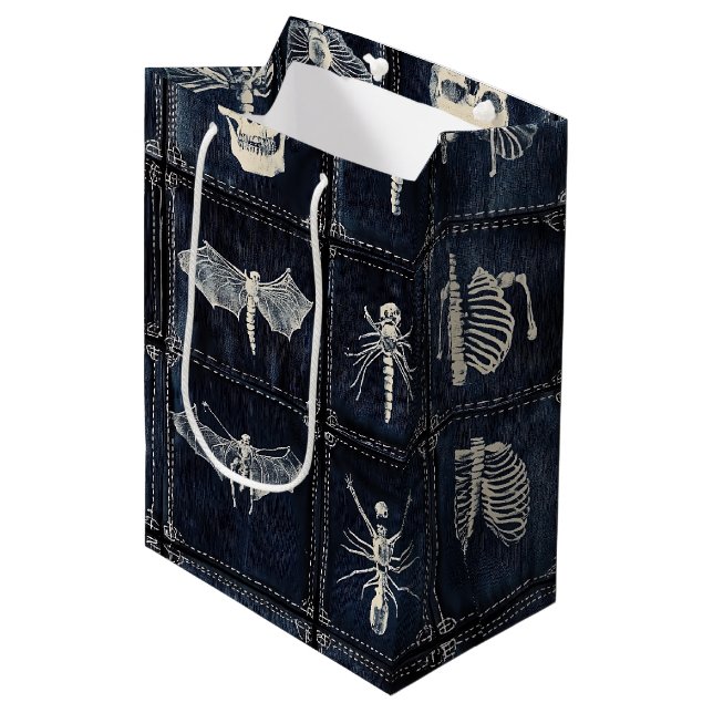 Sacola Para Presentes Média Colcha de jeans com caveiras e insetos (Frente inclinada)