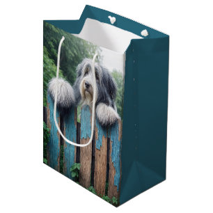 Sacola Para Presentes Média Collie Barbudo Espiando por cima de uma Cerca