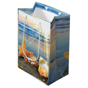 Sacola Para Presentes Média Conchas marítimas e estrelas-do-mar na praia