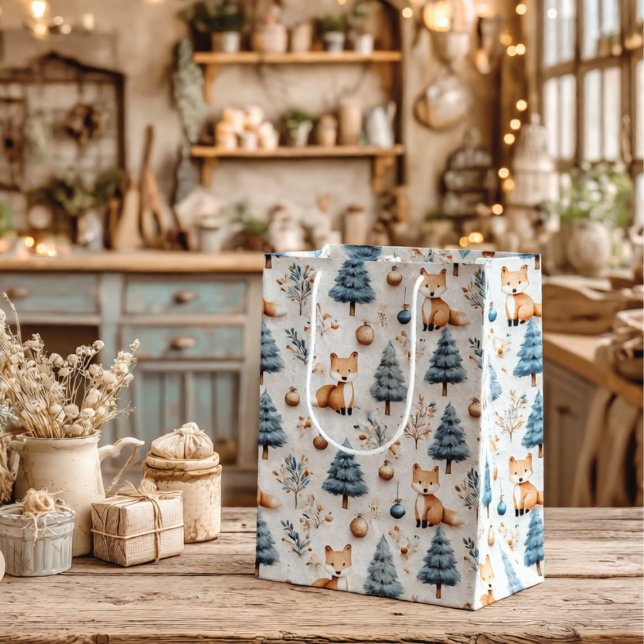 Sacola Para Presentes Média Cute Whimsical Winter Woodland Fox and Christmas (Criador carregado)