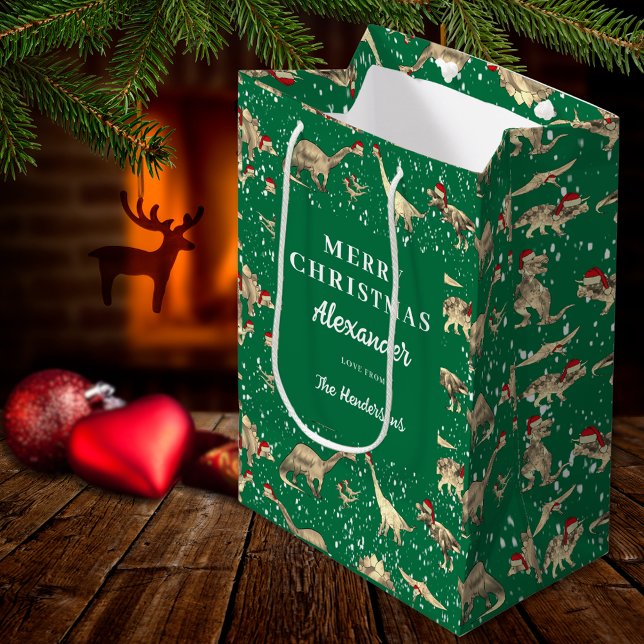 Sacola Para Presentes Média Dinossauros bonitos no Natal da Neve Personalizado (Dinosaur wearing Santa hats in the snow boys personalized green gift bag)