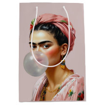 Diva com chiclete floral de cachecol