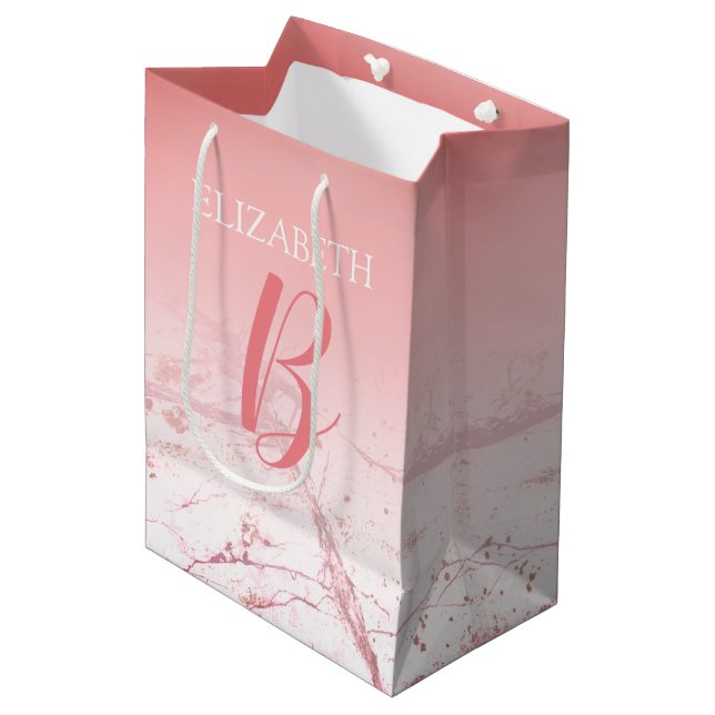 Sacola Para Presentes Média DIY Name & Monograma Script Ombre Coral & Abstrato (Frente inclinada)