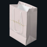Sacola Para Presentes Média Dourado Script Feminino em Quadrinhos Personalizad<br><div class="desc">Sacos-presente personalizados para mulheres e raparigas,  Dourado Script Blush Party Pink Favor do Gift Bag Personalizado para o seu evento! Um toque perfeito para o seu casamento,  recepção,  chá,  festa ou evento.</div>