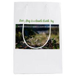 Sacola Para Presentes Média Earth’s Glow and Healing Japanese Flowers/EarthDay