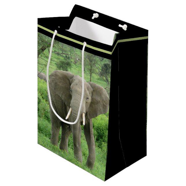Sacola Para Presentes Média Elefante Perto De Ndutu (Frente inclinada)