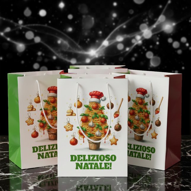 Sacola Para Presentes Média Engraçada Árvore de Natal Delizioso Natale! (Delizioso Natale! Spaghetti Christmas Tree Gift Bags Cover Photo)
