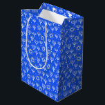 Sacola Para Presentes Média Estrela Menorah de David Hanukkah Padrão Azul<br><div class="desc">Procure mais cores e designs no meu compro ou me avise se você quer algo personalizado. Obrigados para comprar comigo!</div>