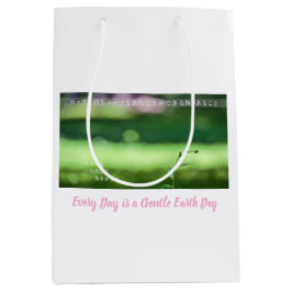 Sacola Para Presentes Média Every Day is a Gentle Earth Day