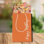 Sacola Para Presentes Média Feliz aniversário laranja<br><div class="desc">Um simples saco de presentes laranja com "Parabéns" em letra chic faz um acessório perfeito para dar presentes.</div>