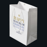 Sacola Para Presentes Média Feliz Hanukkah Chanukah Holiday Gift Bag<br><div class="desc">O design de folha de ouro simulado por "faaux" é incorporado neste design. Personalize o texto personalizado acima. Você pode encontrar itens de coordenação adicionais na nossa coleção "Happy Hanukkah Chanukah".</div>