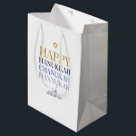 Sacola Para Presentes Média Feliz Hanukkah Chanukah Holiday Gift Bag<br><div class="desc">O design de folha de ouro simulado por "faaux" é incorporado neste design. Personalize o texto personalizado acima. Você pode encontrar itens de coordenação adicionais na nossa coleção "Happy Hanukkah Chanukah".</div>