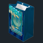 Sacola Para Presentes Média Feliz Hanukkah. Dourada Menorah e Estrela de David<br><div class="desc">Feliz Hanukkah. Estrela de David,  Menorah e Olive Branches de Folha de Ouro Design Hanukkah Gift Bags. Cartões,  convites de festas e presentes disponíveis na Categoria Feriados Judeus / Hanukkah da nossa loja.</div>