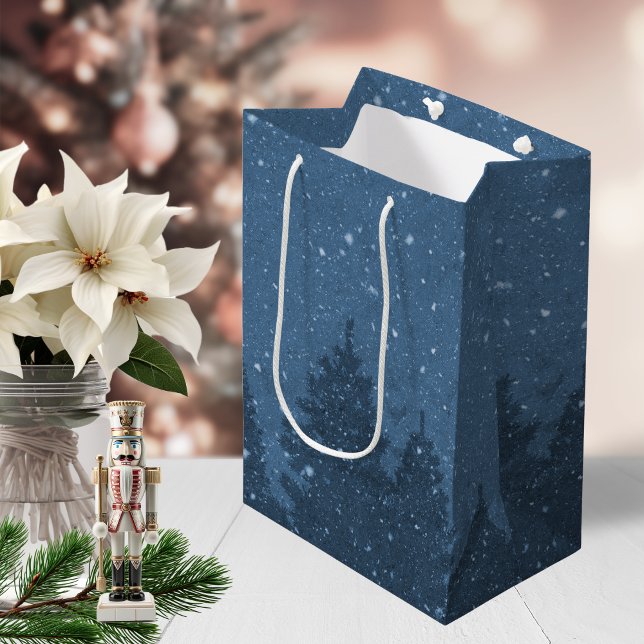 Sacola Para Presentes Média Feriado das Árvores de Neve Azul Elegante (Elegant Blue Winter Snow Trees Holiday Medium Gift Bag)
