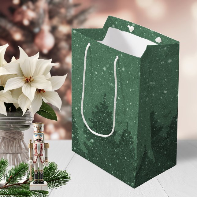 Sacola Para Presentes Média Feriado Verde Elegante das Árvores de Neve (Elegant Green Winter Snow Trees Holiday Medium Gift Bag)