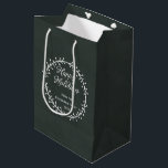 Sacola Para Presentes Média Feriados Felizes de Natal Vintage Chalkboard Wreat<br><div class="desc">Espalhe sua alegria natalina com estas gostosas curvas com um design de estilo 'chalkboard' vintage com uma coroa de Natal e a saudação da estação "Felizes Feriados" em uma letra cursiva com texto personalizável para seu nome e ano.</div>