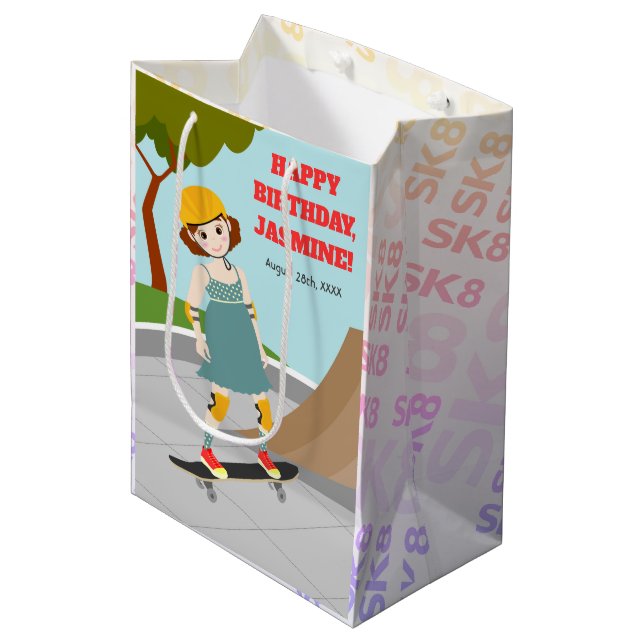 Sacola Para Presentes Média Festa de aniversário de diversão do Skater Park (Frente inclinada)