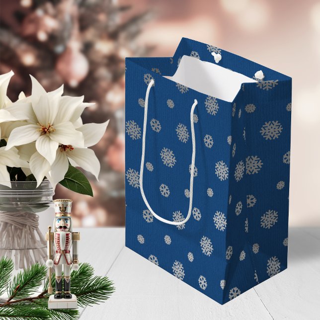 Sacola Para Presentes Média Festivo Winter Silver Blue Snowflakes Foliday (Festive Winter Silver Blue Snowflakes Holiday Medium Gift Bag)
