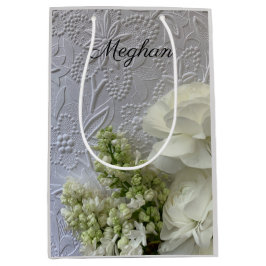 Sacola Para Presentes Média Flores brancas sobre fundo gravado