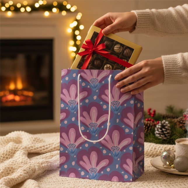 Sacola Para Presentes Média Flores Pintadas de Rosa e Azul Com Pontos (Perfect for anyone. Cute painted flowers bring a little playfulness to your gift.)