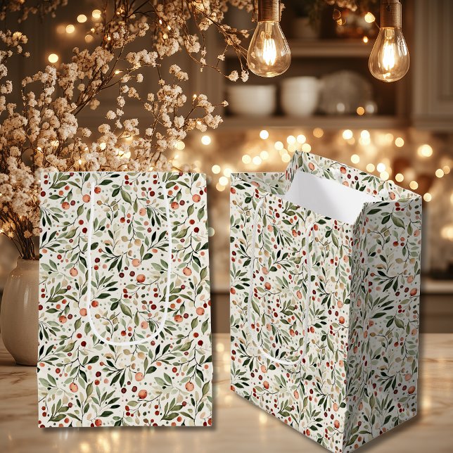 Sacola Para Presentes Média Folhagem de Natal Festiva com Frutas Vermelhas (Festive Christmas Greenery Red Berries Medium Gift Bag)