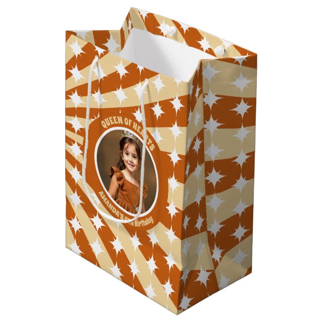 Sacola Para Presentes Média Foto de Festa de aniversário Boho Queen Of Hearts (Frente inclinada)