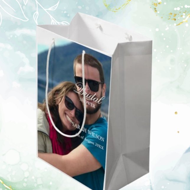 Sacola Para Presentes Média Foto personalizada de casamento de praia relaxada (Celebrate love with a custom photo relaxed beach wedding gift bag,  )