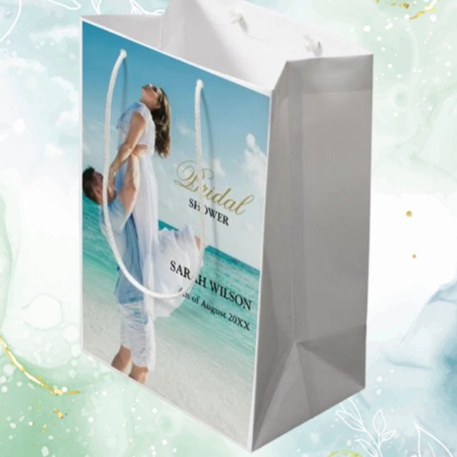 Sacola Para Presentes Média Foto personalizada de casamento moderno de praia (Celebrate your special day with a custom photo beach wedding gift bag. Add a personal touch  )