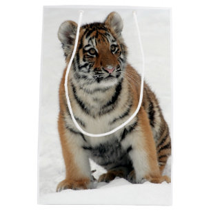 Sacola Para Presentes Média Fotografia de um Filhote de Tigre na Neve