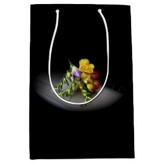 Sacola Para Presentes Média Freesias sob holofote