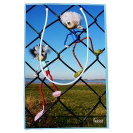 Sacola Para Presentes Média Fubby's die een hek beklimmen.