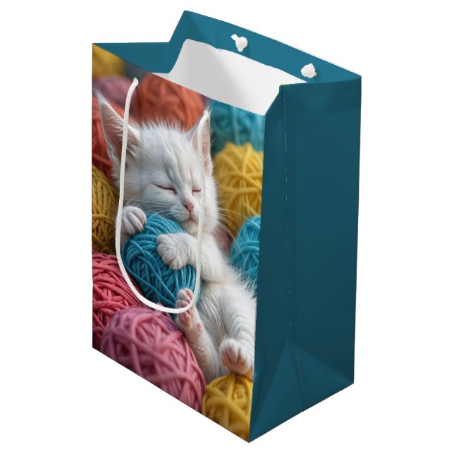 Sacola Para Presentes Média Gatinho De Aniversário Em Yarn Balls (Frente inclinada)