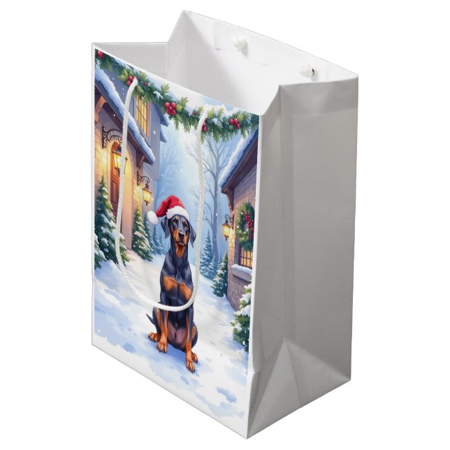 Sacola Para Presentes Média German Pinscher Snowy Courtyard Santa Hat (Frente inclinada)