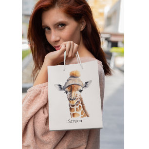 Sacola Para Presentes Média Girafa vestindo chapéu de inverno personalizável