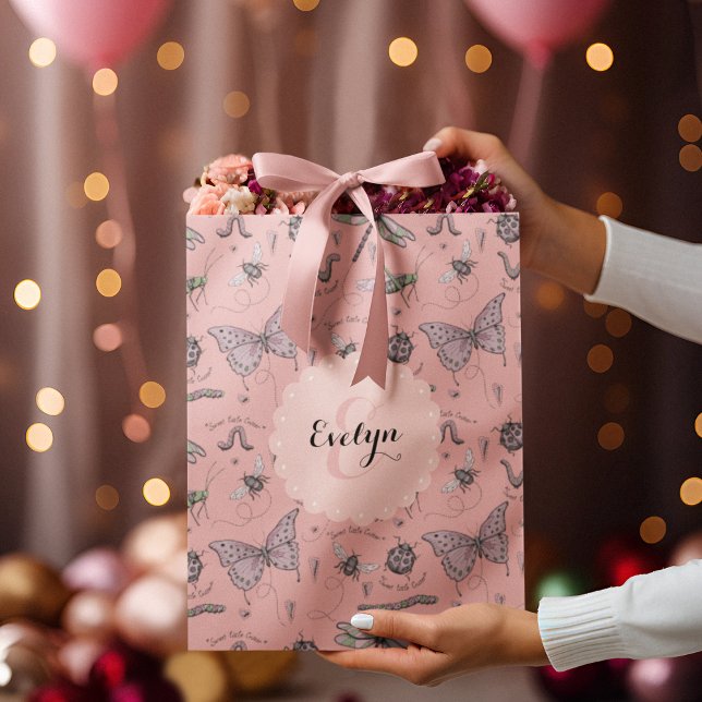 Sacola Para Presentes Média Girly Blush Pink Sweet Little Critter Monograma (Custom Name & Monogram hand-drawn girly insects. Ideal for Baby Showers, Birthdays, New Baby, Favors)