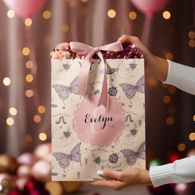 Sacola Para Presentes Média Girly Cream Blush Pink Sweet Little Critério Perso (Custom Name & Monogram hand-drawn girly insects. Ideal for Baby Showers, Birthdays, New Baby, Favors)