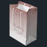 Sacola Para Presentes Média Glitter Drip 50th Birthday Rosa Dourado<br><div class="desc">Este saco de presente de festa de aniversário chic 50th apresenta uma borda brilhante de luz azul-glitter e fundo rosa-ouro-ombre. Personalize-o com o seu nome em escrita manual,  juntamente com o seu aniversário e data abaixo.</div>
