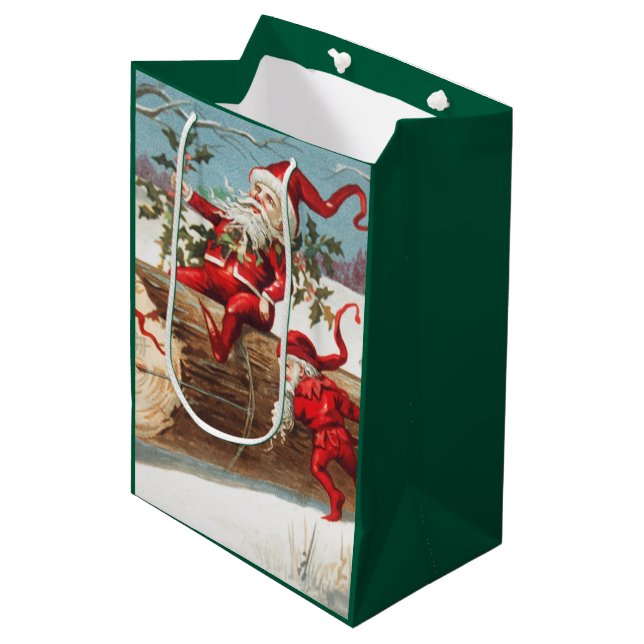 Sacola Para Presentes Média Gnomes dragging a cut tree trunk through the snow (Frente inclinada)