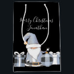 Sacola Para Presentes Média Gnomo de Papais noeis Azuis Bonitos com presentes<br><div class="desc">Personalizado e fácil! Papai noel Gnomo design de adoráveis com Saudação e Nome do Destinatário personalizado na frente,  de e nome do doador na parte traseira!</div>