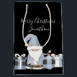 Sacola Para Presentes Média Gnomo de Papais noeis Azuis Bonitos com presentes<br><div class="desc">Personalizado e fácil! Papai noel Gnomo design de adoráveis com Saudação e Nome do Destinatário personalizado na frente,  de e nome do doador na parte traseira!</div>