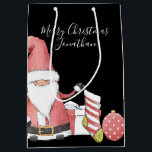 Sacola Para Presentes Média Gnomo dos Papais noeis Vermelhos e Bonitos com pre<br><div class="desc">Personalizado e fácil! Papai noel Gnomo design de adoráveis com Saudação e Nome do Destinatário personalizado na frente,  de e nome do doador na parte traseira!</div>