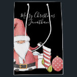 Sacola Para Presentes Média Gnomo dos Papais noeis Vermelhos e Bonitos com pre<br><div class="desc">Personalizado e fácil! Papai noel Gnomo design de adoráveis com Saudação e Nome do Destinatário personalizado na frente,  de e nome do doador na parte traseira!</div>