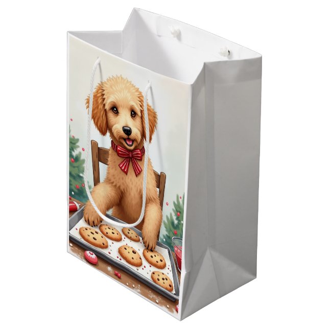 Sacola Para Presentes Média Golden Doodle Decorating Christmas Cookies (Frente inclinada)