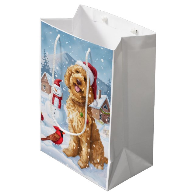 Sacola Para Presentes Média Goldendoodle Winter Wonderland Natal Joy (Frente inclinada)