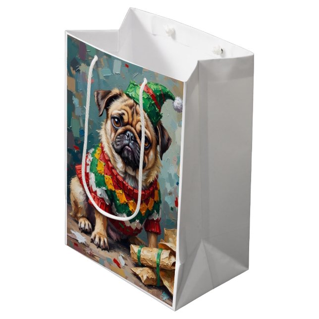 Sacola Para Presentes Média Grumpy Pug Dog in Elf Hat Funny Christmas Art (Frente inclinada)