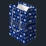 Sacola Para Presentes Média Hanukkah Dreidel Menorah - Partido Personalizado A<br><div class="desc">Bonita bolsa de presente Chanucá em forma de estrela azul escura com um legal padrão de estrela judaica,  dreidel,  e a menorah judaica para o feriado de Chanukah. Personalize este design com seu nome de família.</div>