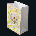 Sacola Para Presentes Média Hanukkah Menorah em amarelo<br><div class="desc">Um Saco-Presente De Tamanho Médio Padrão De Hanukkah Elegante Com A Menorah</div>