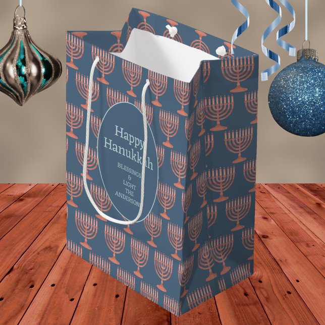 Sacola Para Presentes Média Hanukkah Rustic Menorah Blue Festival das Luzes (Personalized Hanukkah gift bags with rustic faux wood menorahs and your custom text)