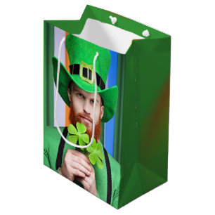 Sacola Para Presentes Média Homem Irlandês Com Roupas De Quatro Folhas
