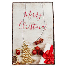 Itens de Natal em um Conselho Russo de Madeira